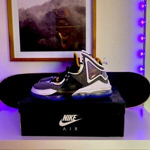 Lebron Xix shoe size 11.5 warm for a little bit of indoor basketball